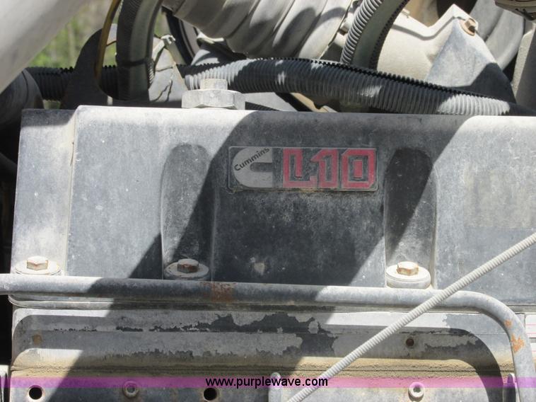 image for item E7228 1995 Ford L9000 mixer truck