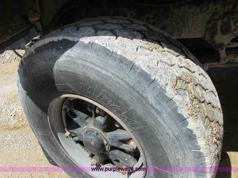 image for item E7228 1995 Ford L9000 mixer truck