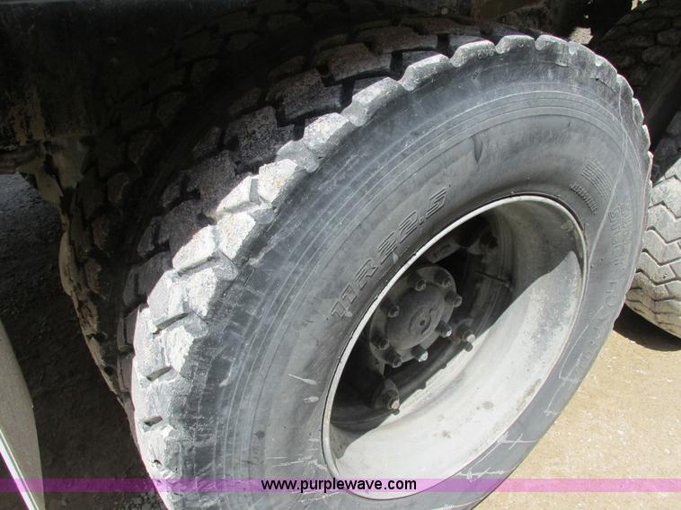 image for item E7228 1995 Ford L9000 mixer truck