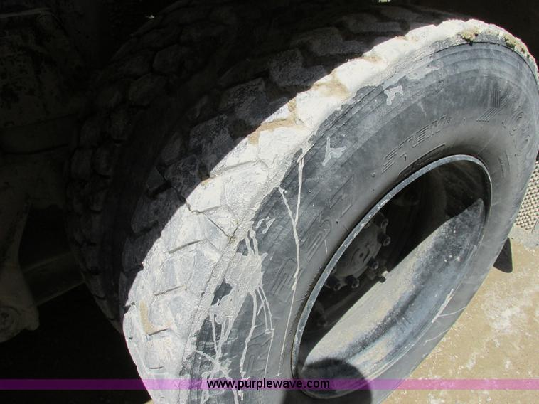 image for item E7228 1995 Ford L9000 mixer truck