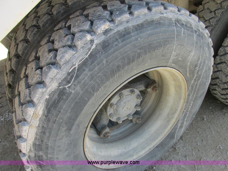 image for item E7228 1995 Ford L9000 mixer truck