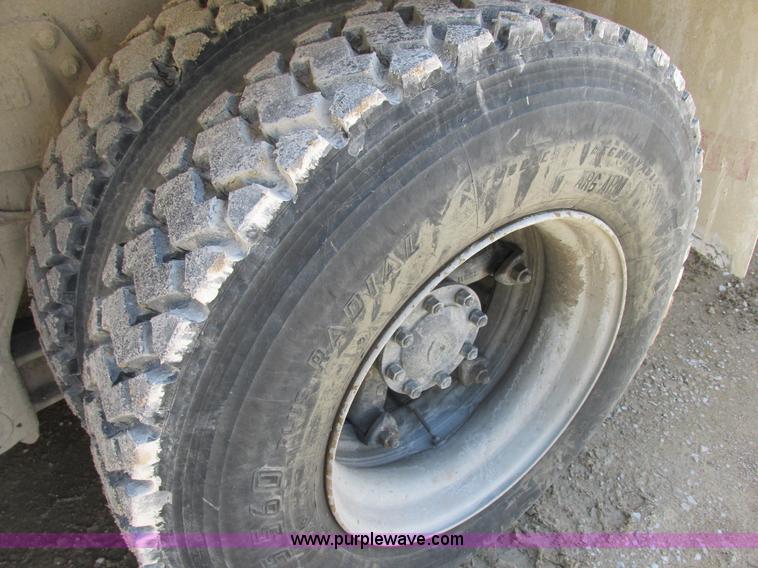 image for item E7228 1995 Ford L9000 mixer truck