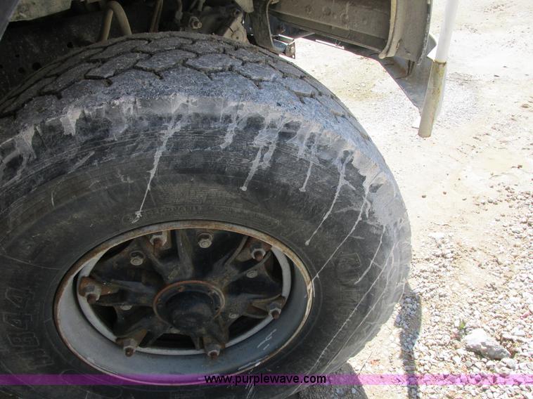 image for item E7228 1995 Ford L9000 mixer truck