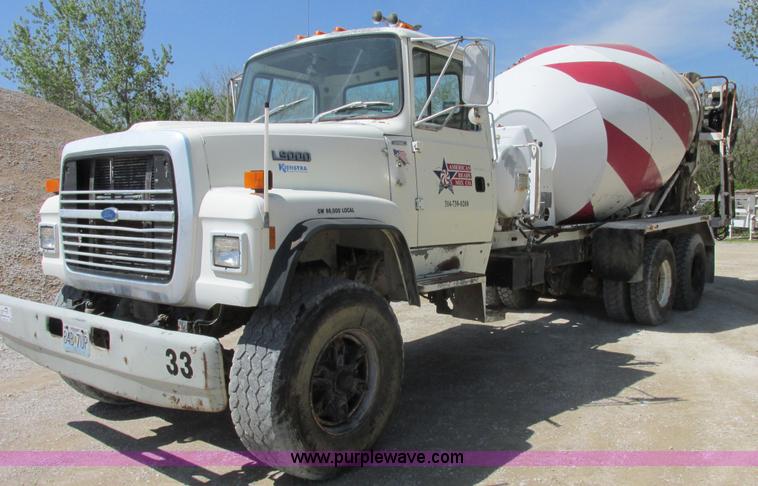 image for item E7229 1992 Ford L9000 mixer truck