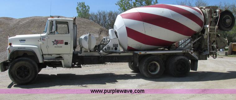 image for item E7229 1992 Ford L9000 mixer truck