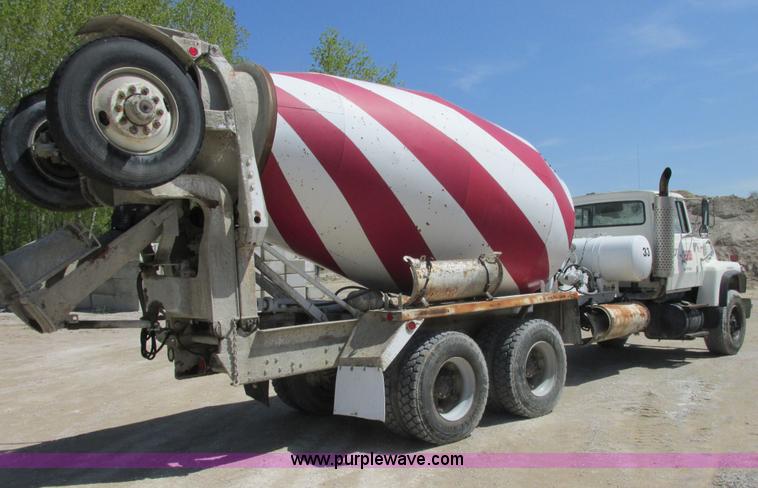image for item E7229 1992 Ford L9000 mixer truck