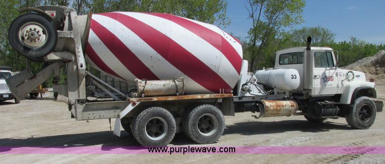 image for item E7229 1992 Ford L9000 mixer truck
