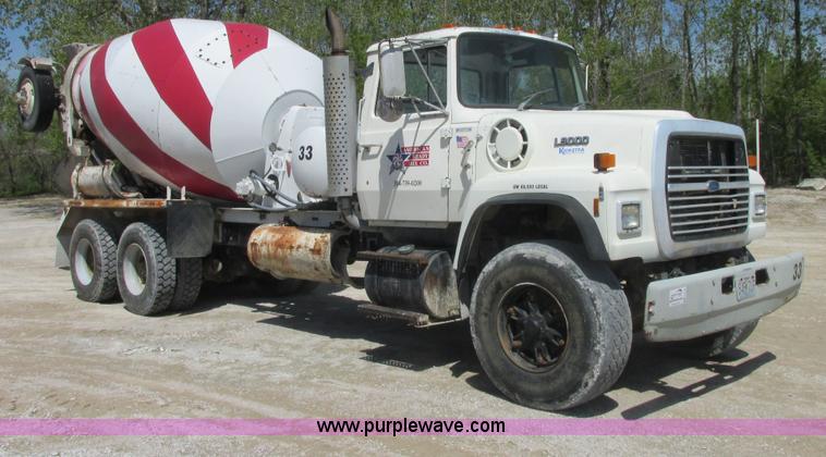image for item E7229 1992 Ford L9000 mixer truck