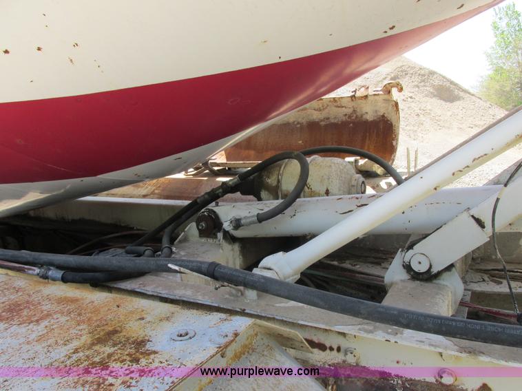 image for item E7229 1992 Ford L9000 mixer truck