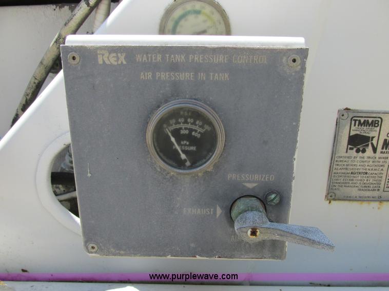 image for item E7229 1992 Ford L9000 mixer truck