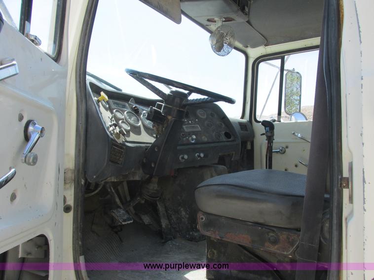 image for item E7229 1992 Ford L9000 mixer truck