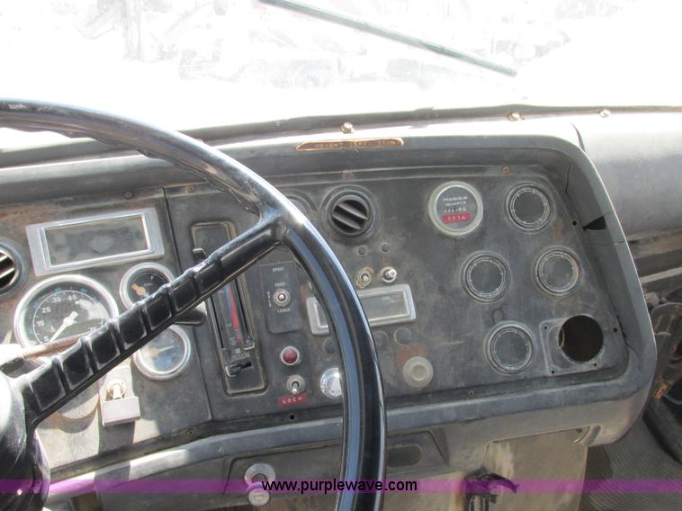 image for item E7229 1992 Ford L9000 mixer truck