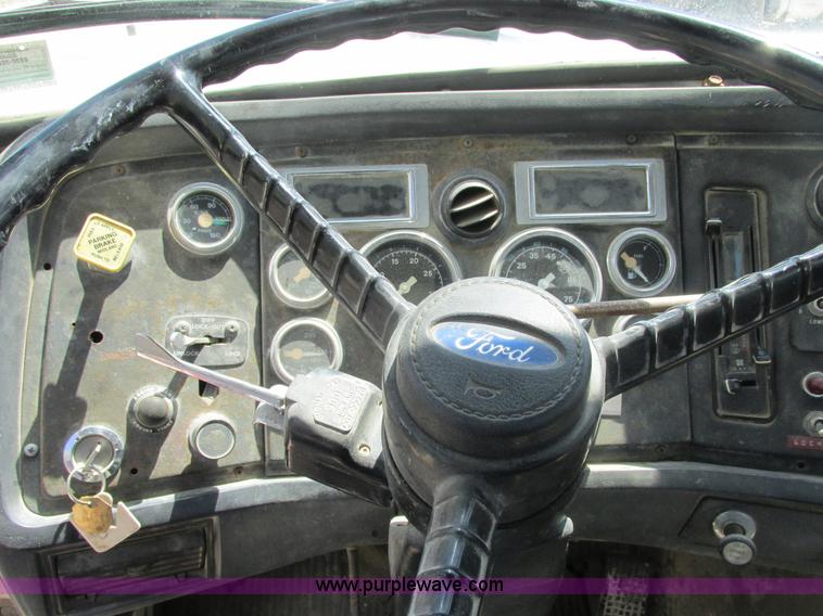 image for item E7229 1992 Ford L9000 mixer truck