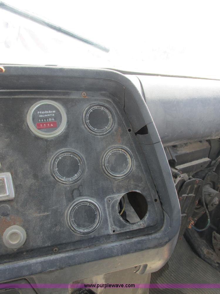 image for item E7229 1992 Ford L9000 mixer truck