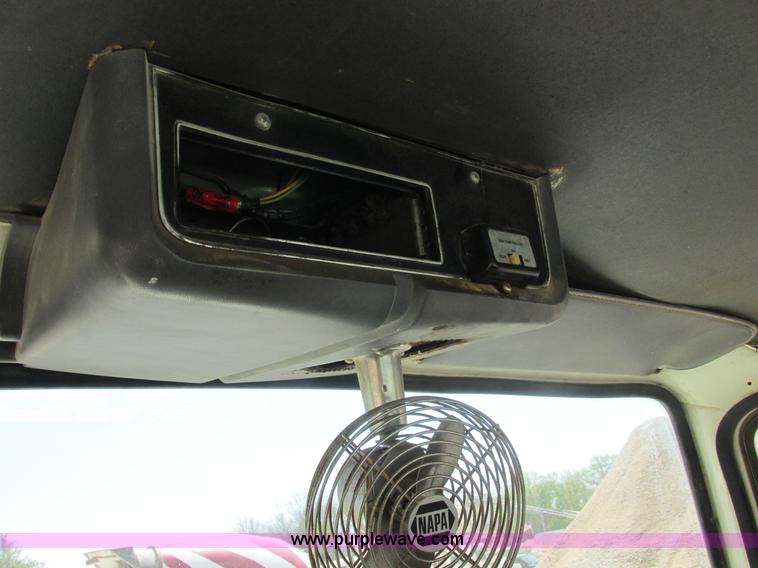 image for item E7229 1992 Ford L9000 mixer truck