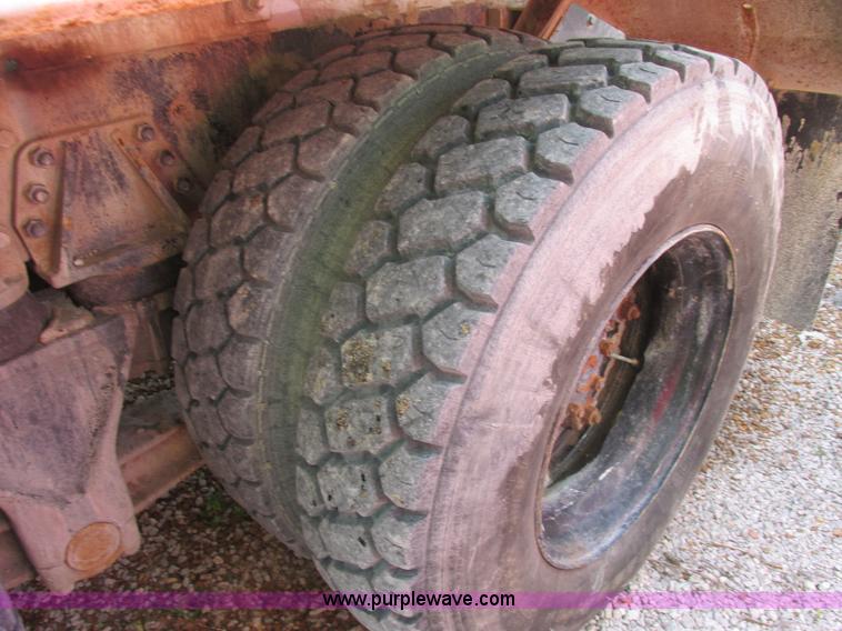 image for item E7229 1992 Ford L9000 mixer truck