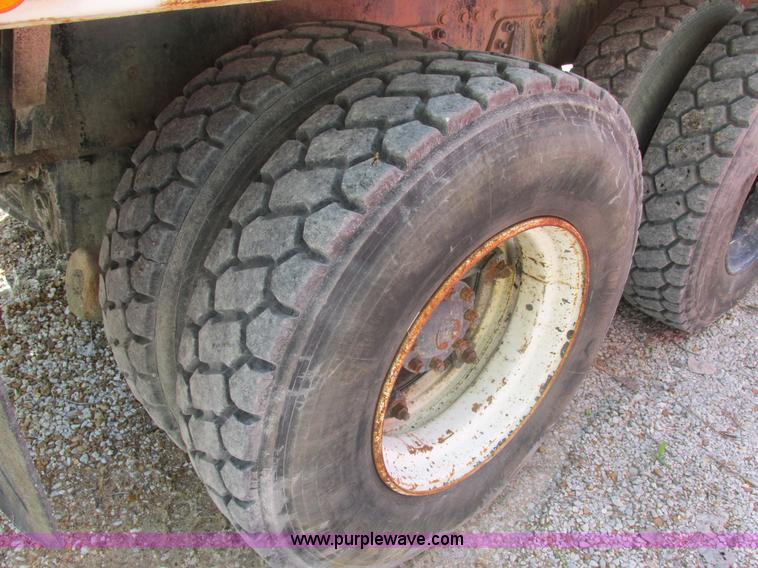 image for item E7229 1992 Ford L9000 mixer truck