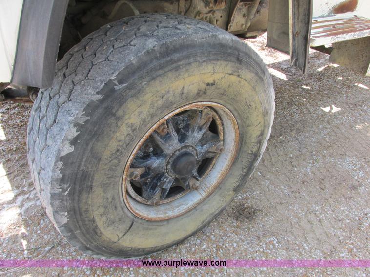 image for item E7229 1992 Ford L9000 mixer truck