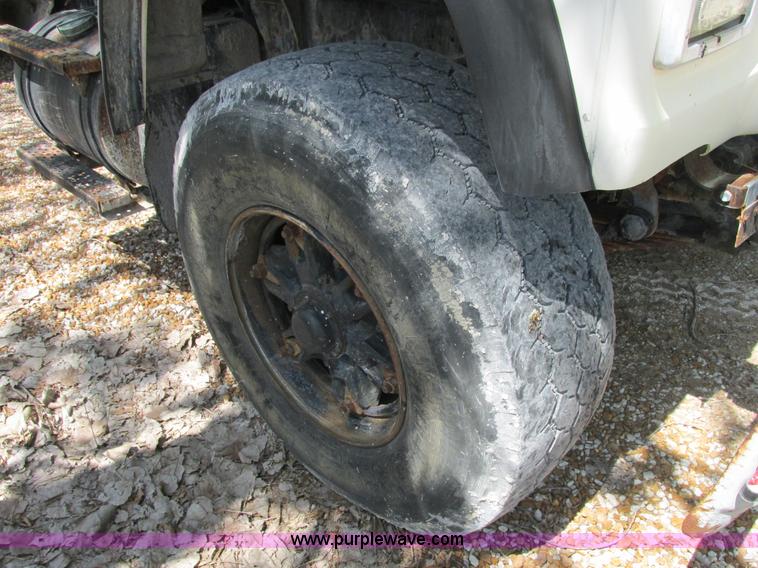 image for item E7229 1992 Ford L9000 mixer truck