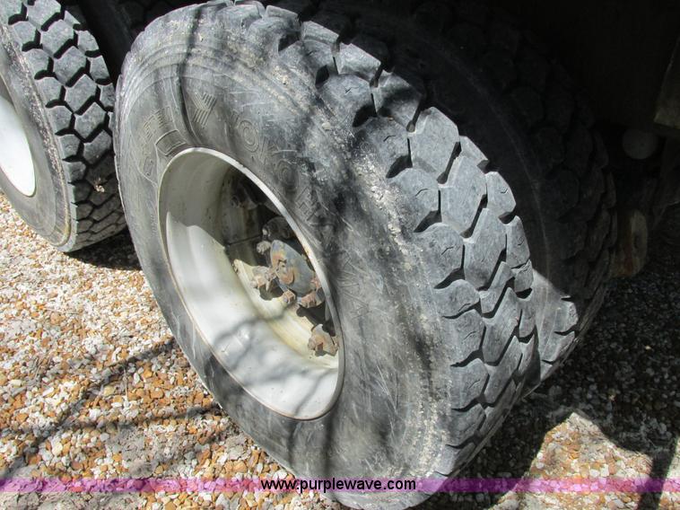 image for item E7229 1992 Ford L9000 mixer truck