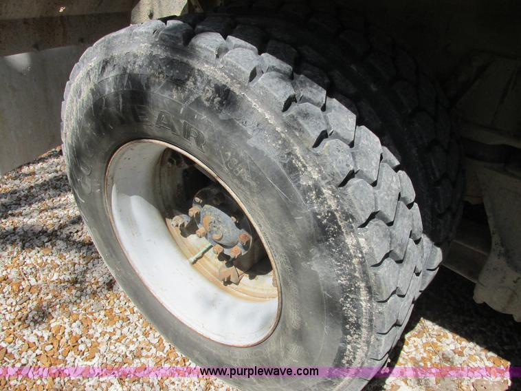 image for item E7229 1992 Ford L9000 mixer truck