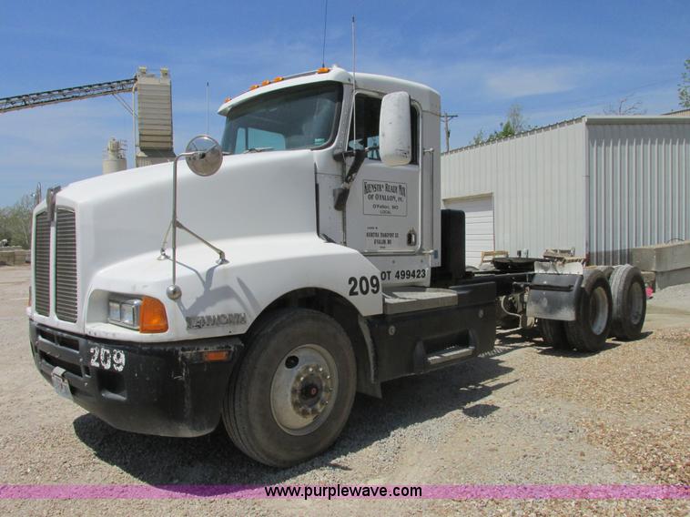 image for item E7231 1997 Kenworth T600 semi truck