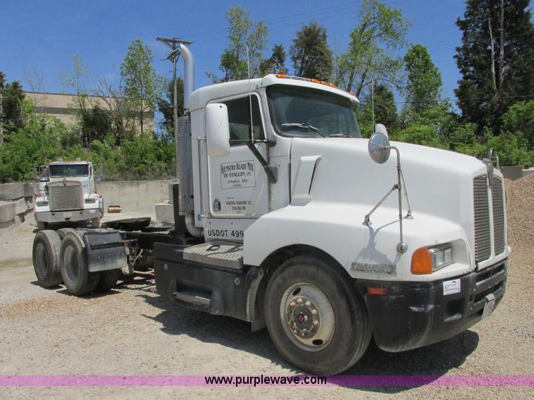 image for item E7231 1997 Kenworth T600 semi truck