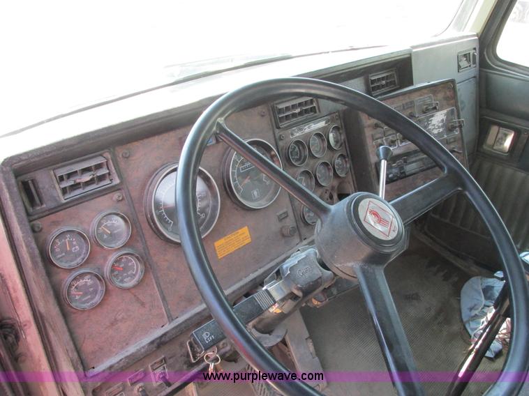 image for item E7231 1997 Kenworth T600 semi truck