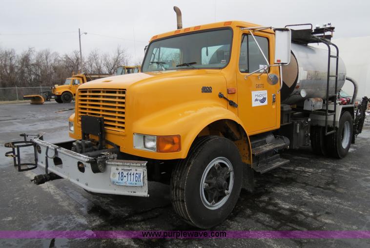 image for item F4337 1996 International 4900 oil distribution truck