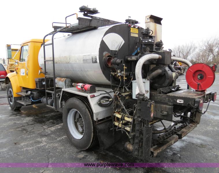 image for item F4337 1996 International 4900 oil distribution truck