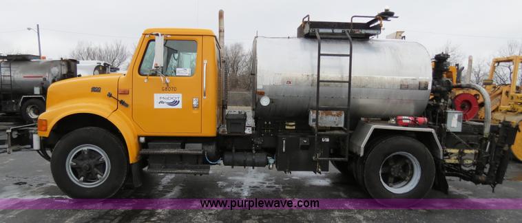 image for item F4337 1996 International 4900 oil distribution truck