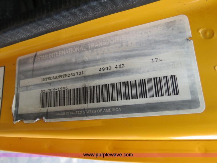 image for item F4337 1996 International 4900 oil distribution truck