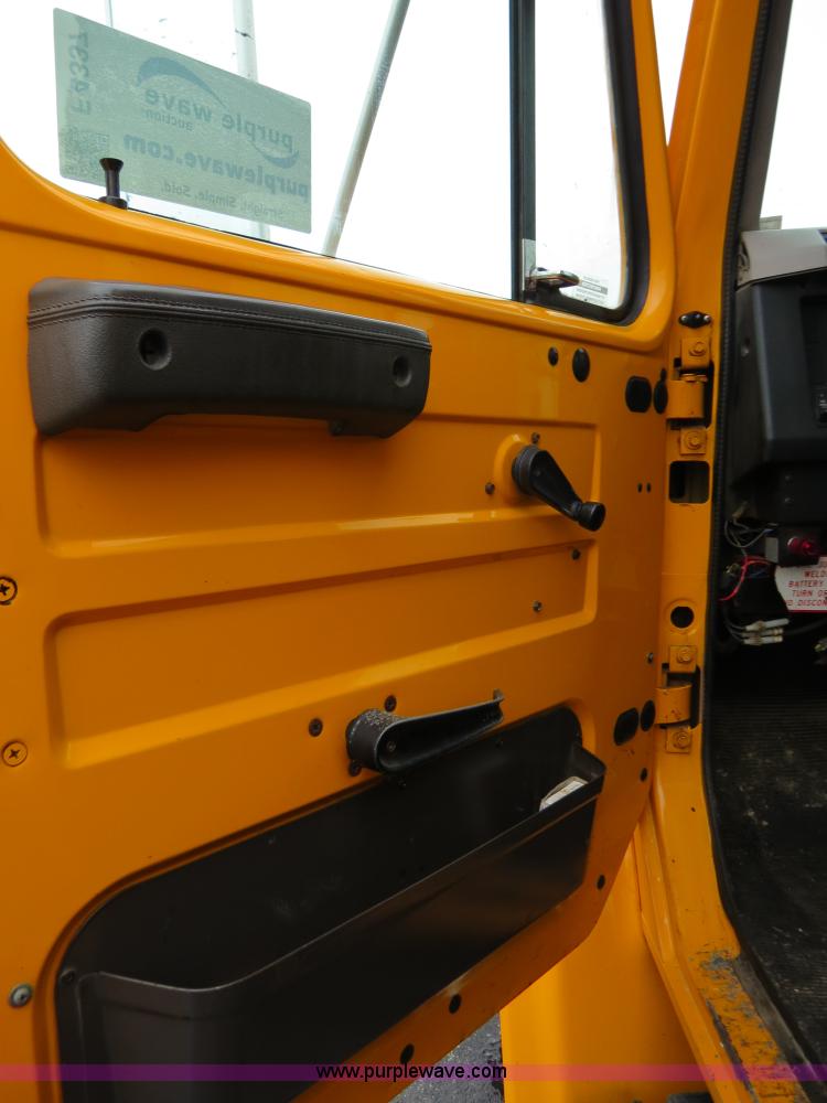 image for item F4337 1996 International 4900 oil distribution truck