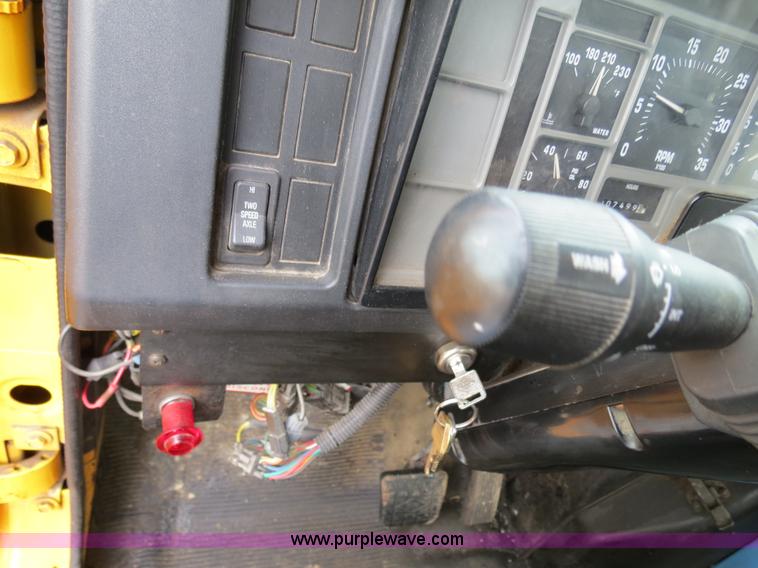 image for item F4337 1996 International 4900 oil distribution truck