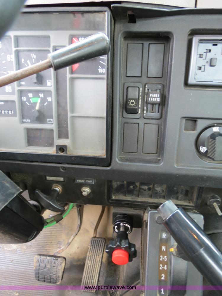 image for item F4337 1996 International 4900 oil distribution truck