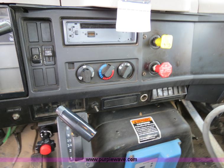 image for item F4337 1996 International 4900 oil distribution truck