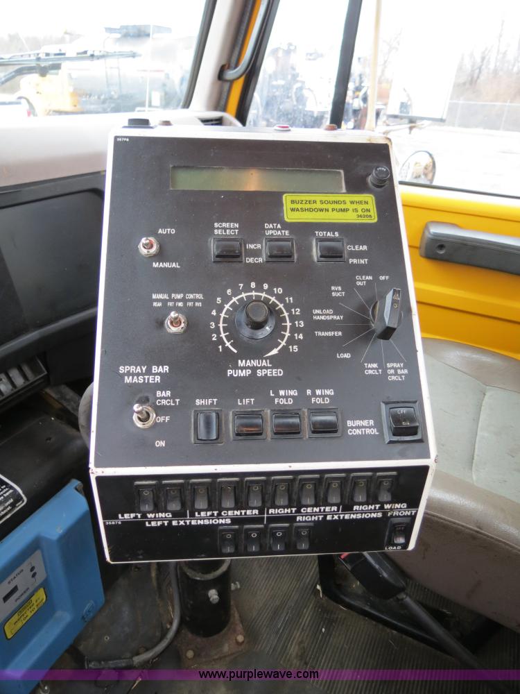 image for item F4337 1996 International 4900 oil distribution truck