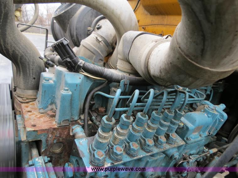 image for item F4337 1996 International 4900 oil distribution truck