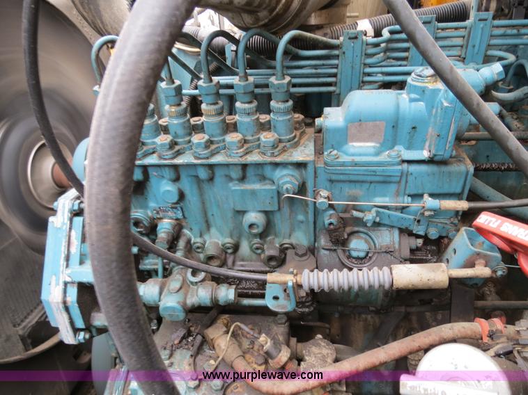 image for item F4337 1996 International 4900 oil distribution truck