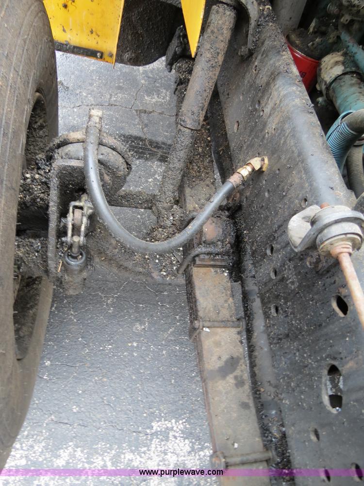 image for item F4337 1996 International 4900 oil distribution truck