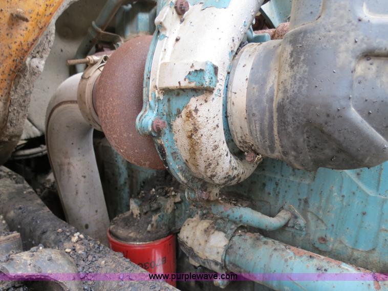 image for item F4337 1996 International 4900 oil distribution truck