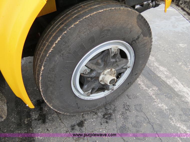 image for item F4337 1996 International 4900 oil distribution truck