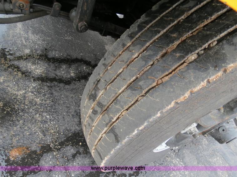 image for item F4337 1996 International 4900 oil distribution truck