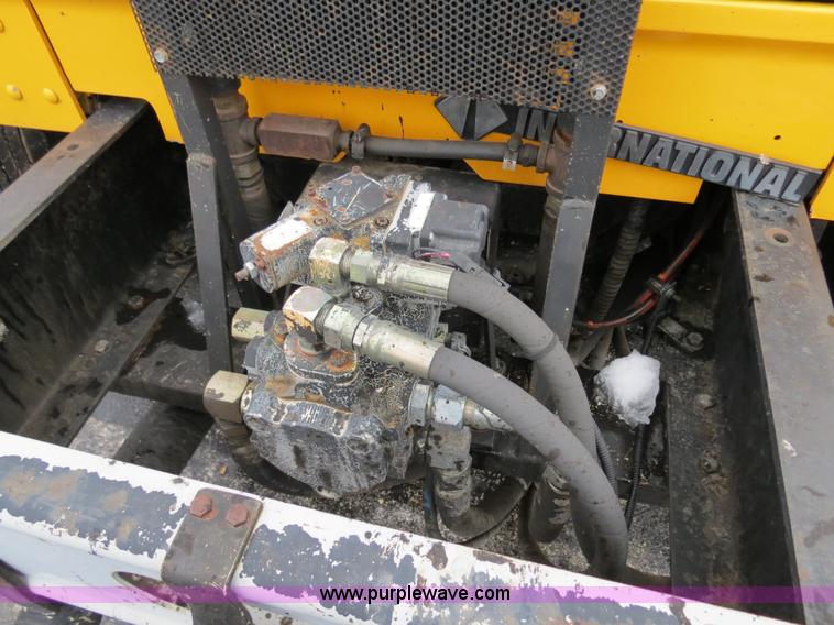 image for item F4337 1996 International 4900 oil distribution truck