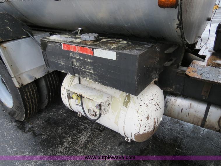 image for item F4337 1996 International 4900 oil distribution truck