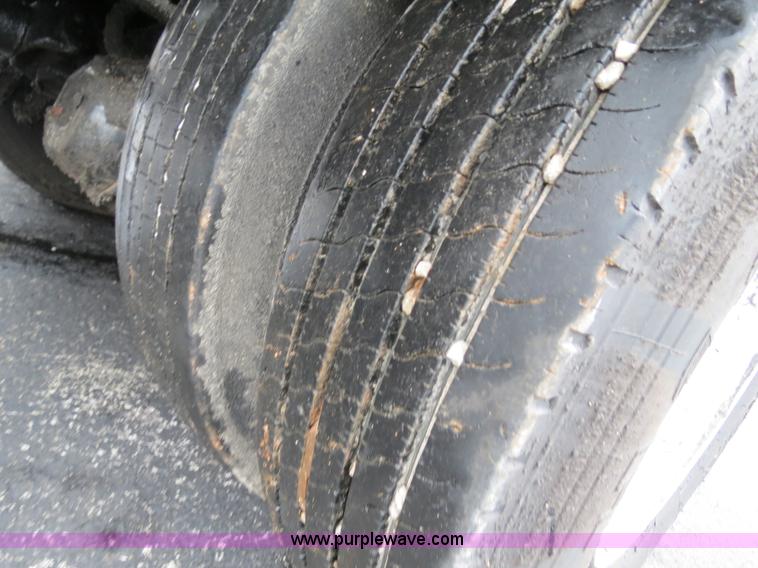 image for item F4337 1996 International 4900 oil distribution truck