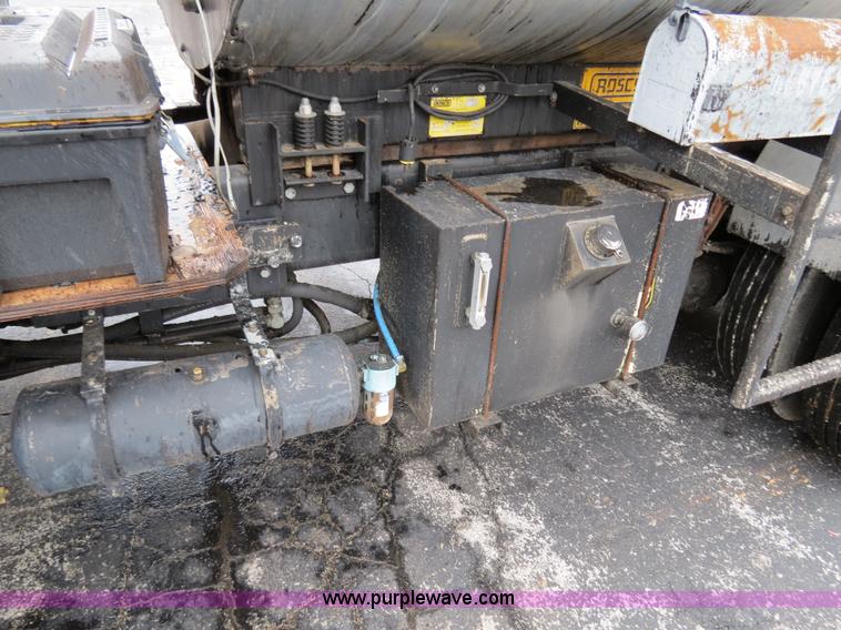 image for item F4337 1996 International 4900 oil distribution truck