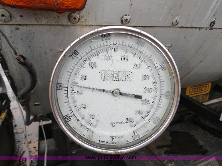 image for item F4337 1996 International 4900 oil distribution truck