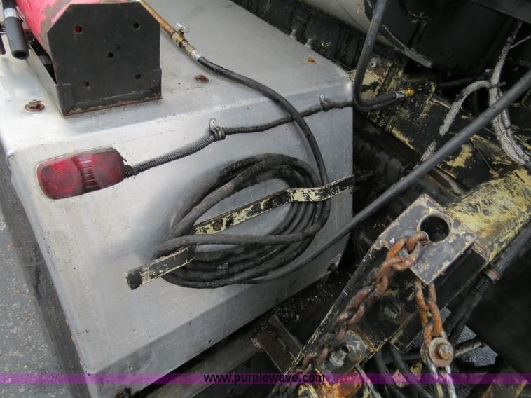 image for item F4337 1996 International 4900 oil distribution truck