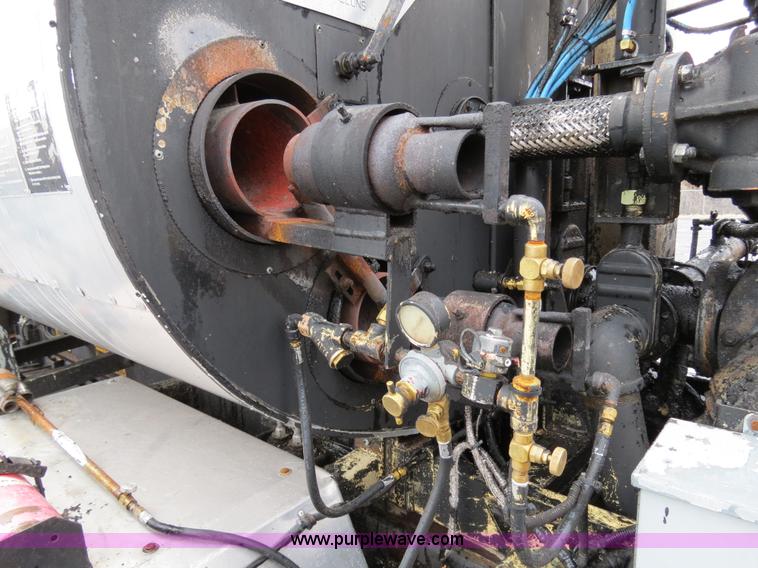 image for item F4337 1996 International 4900 oil distribution truck